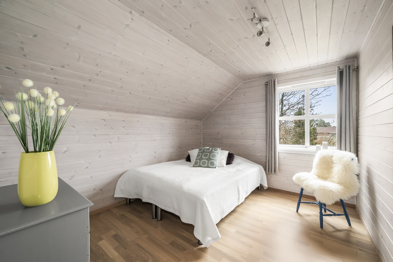 Soverom 2 av 3 på øverste level. Galleribilde