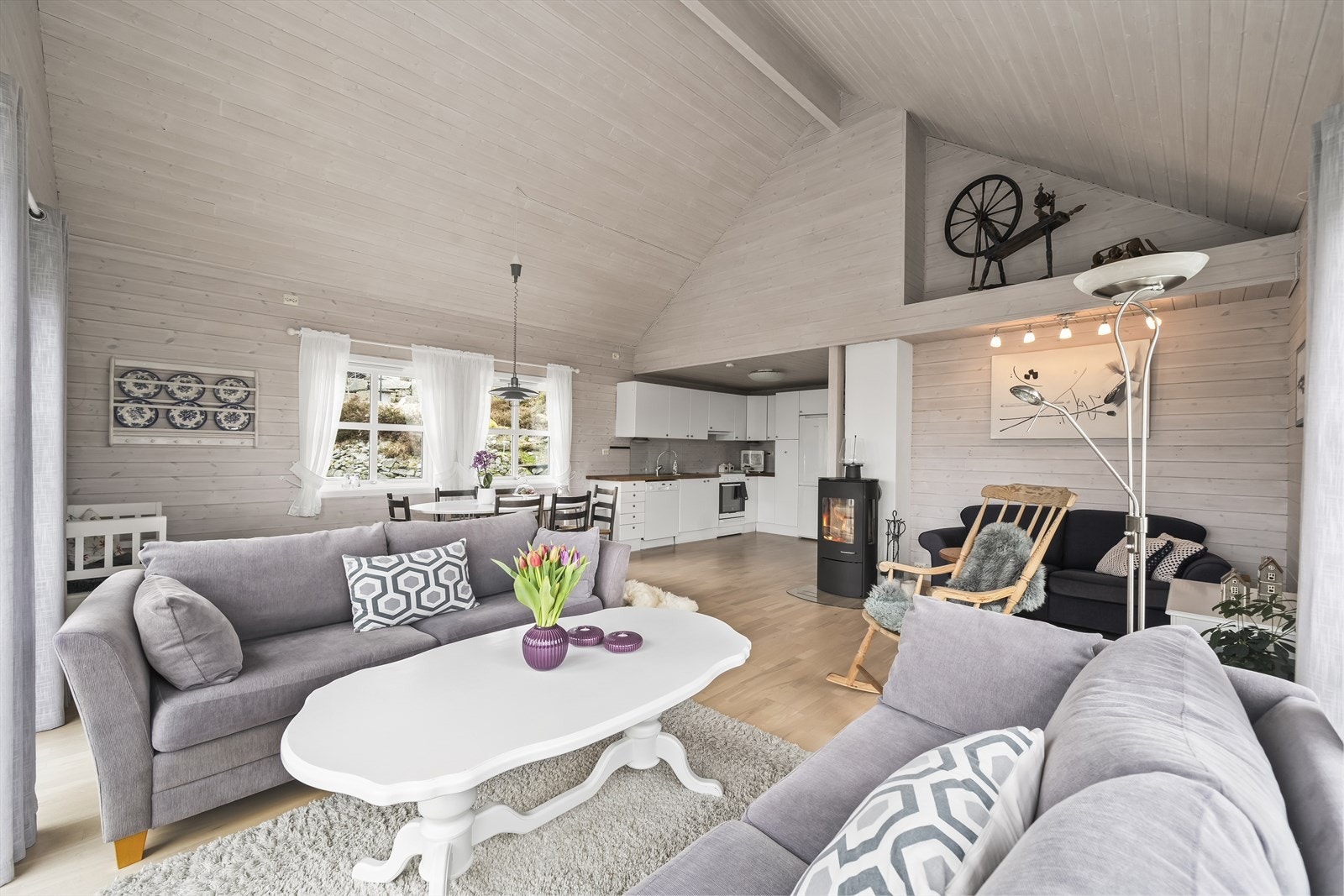 Lys og romslig stue med åpen kjøkkenløsning. Galleribilde