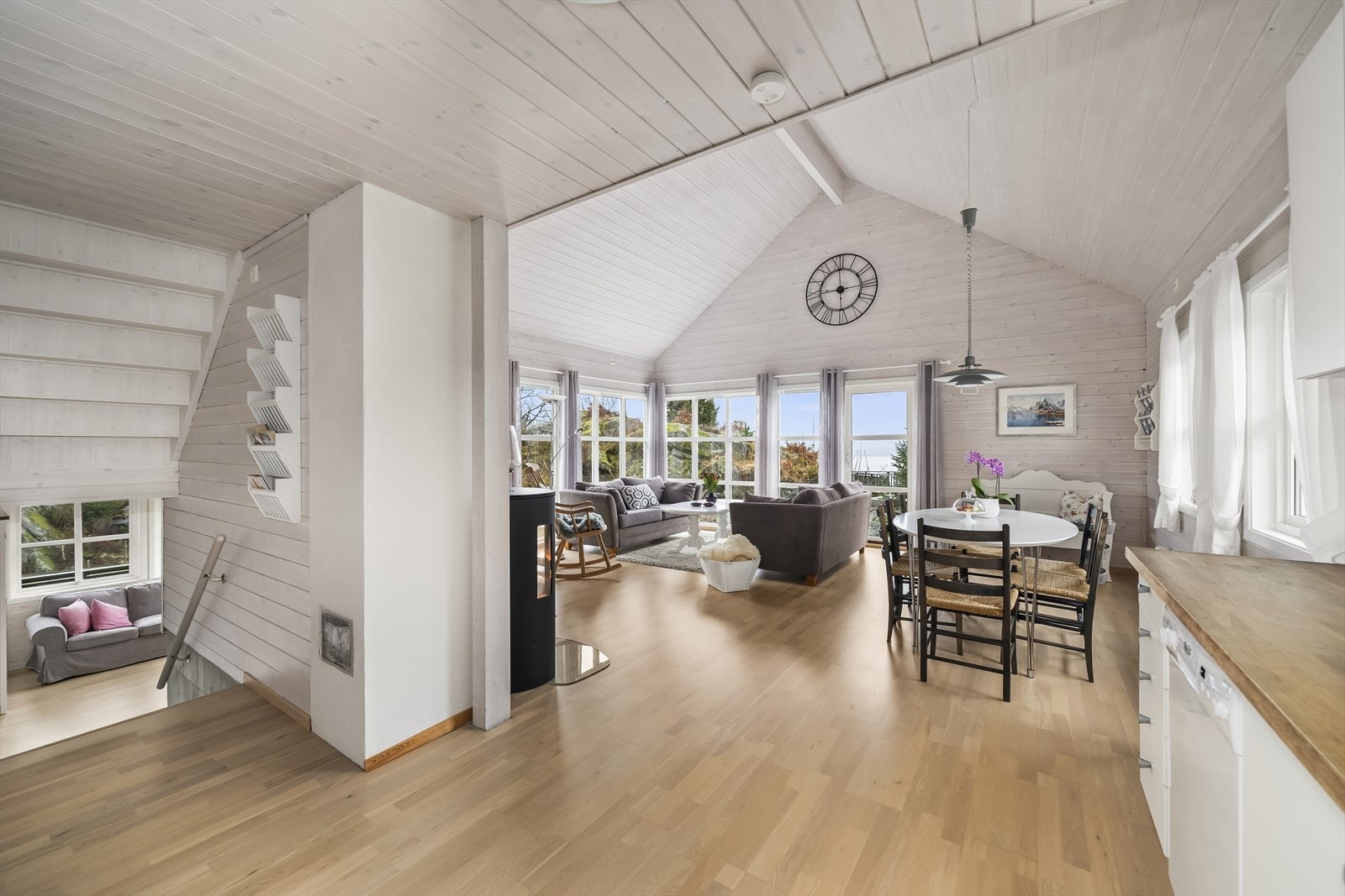 Kjøkkenet har en åpen løsning mot stue. Galleribilde