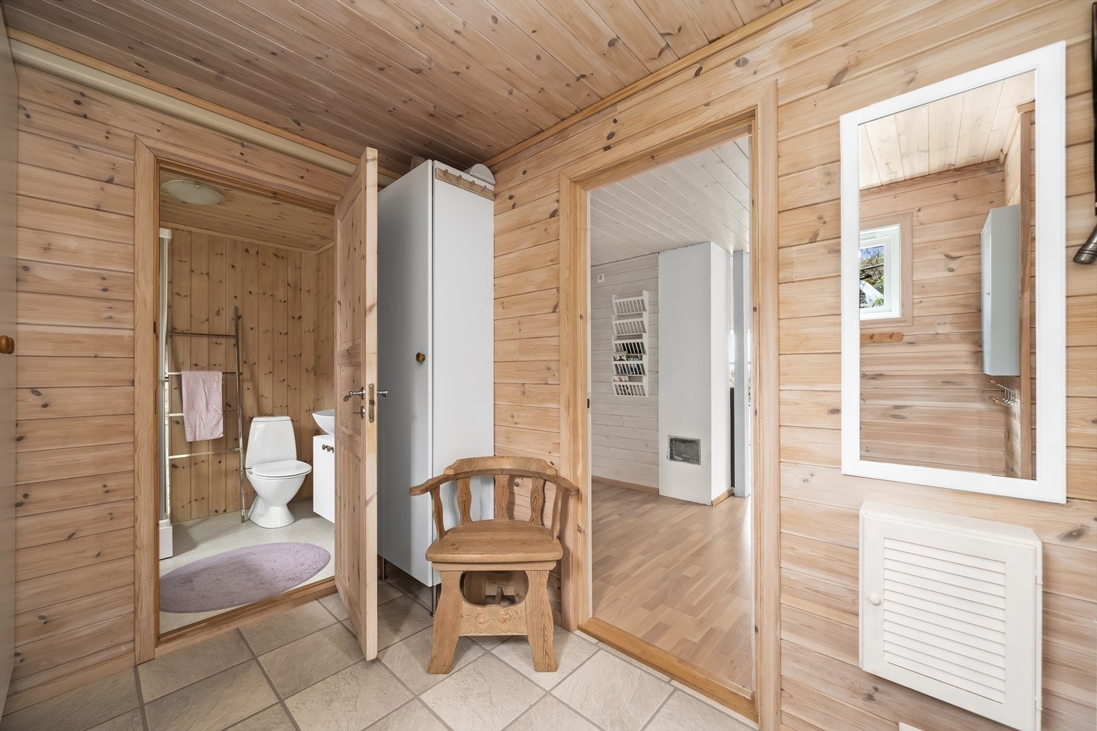 Gang med avkledningsplass. Galleribilde