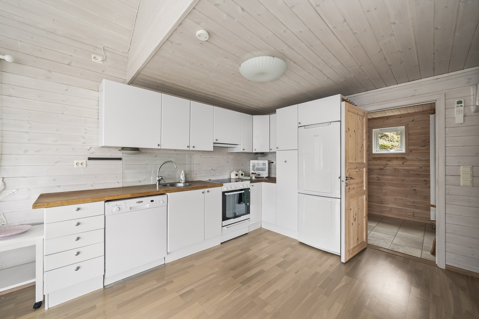 Pent og tidløst kjøkken med enkeltstående hvitevarer. Galleribilde