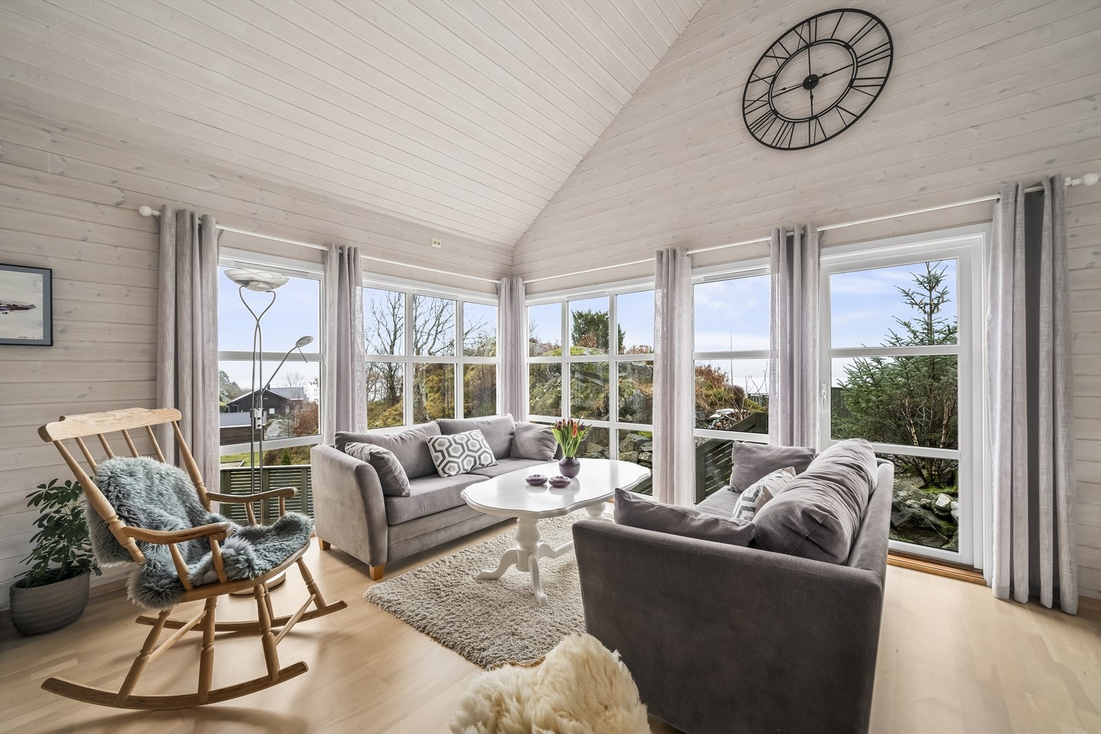 Lys og trivelig stue med god takhøyde. Galleribilde