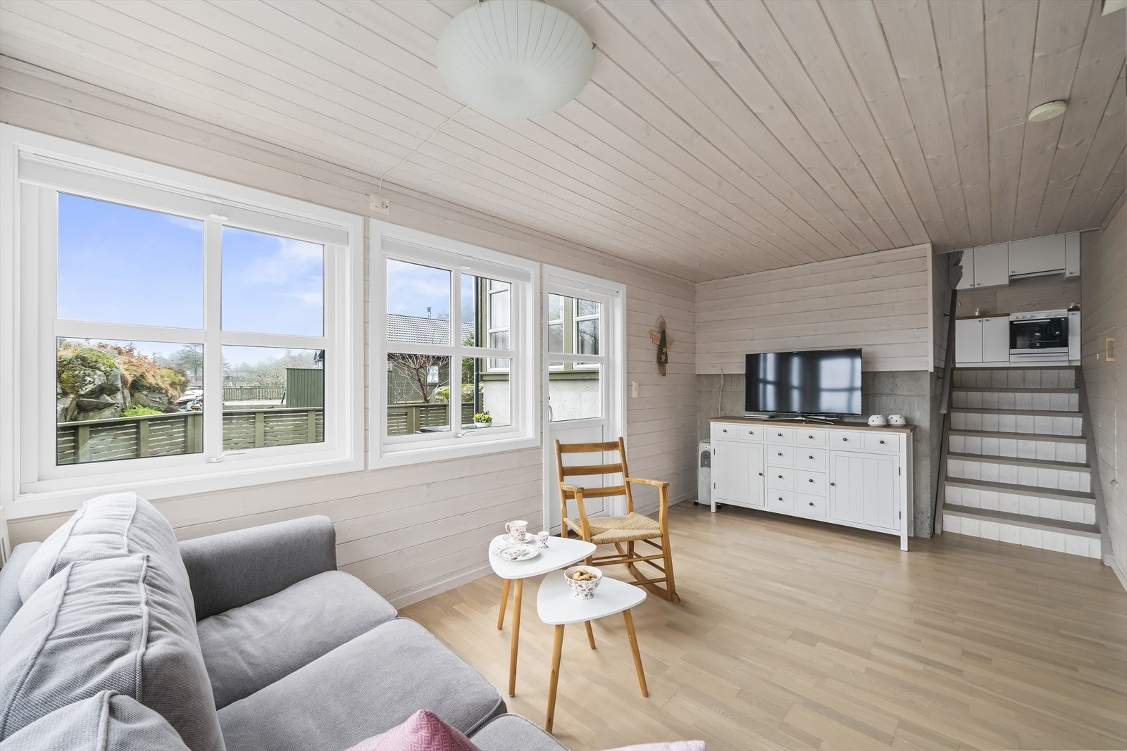 Tv-stue på nedre level med utgang til terrasse. Galleribilde