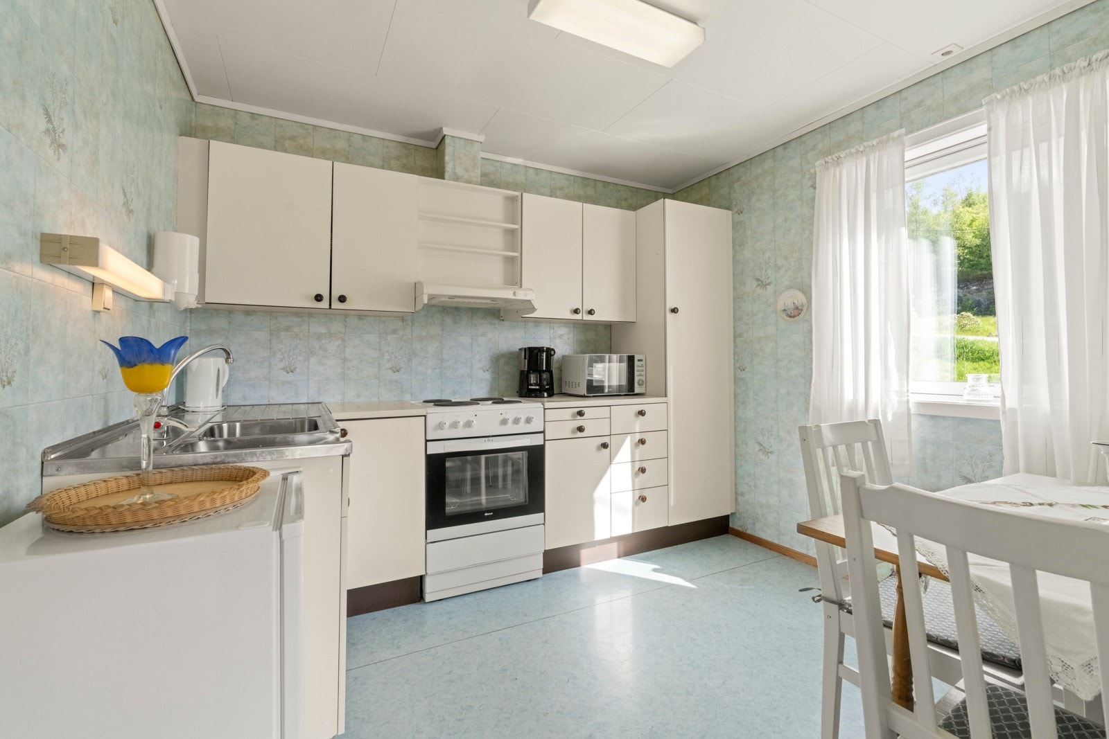 Kjøkkeninnredning med slette fronter og laminat benkeplate. Galleribilde