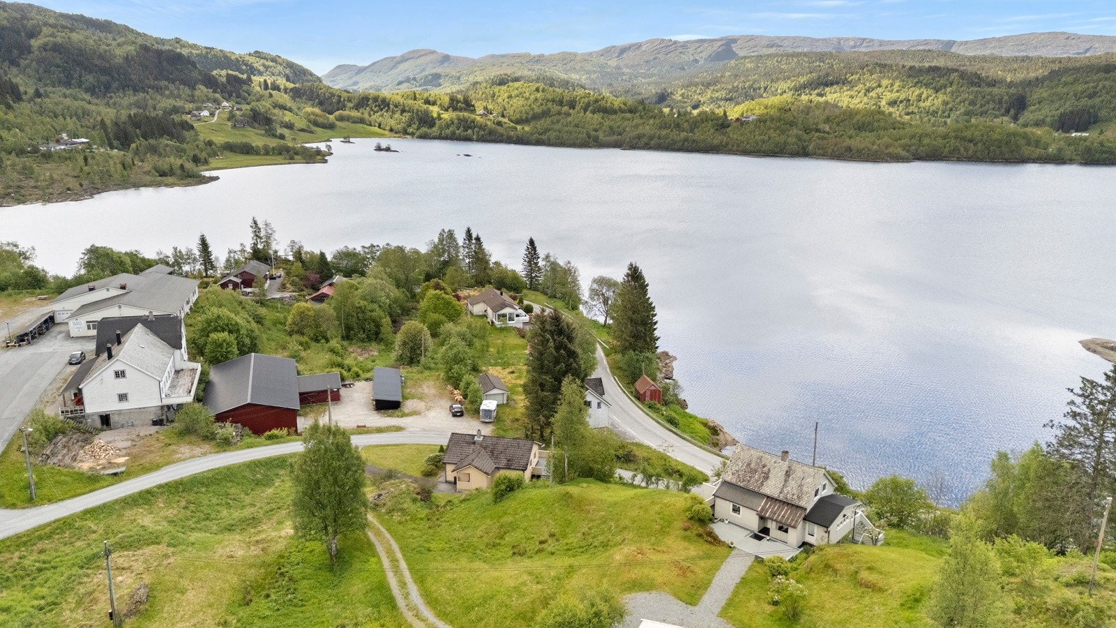 Eigedommen ligg på Eidsneset i Hyllestad med utsyn til Espelandsvatnet og nærliggande bustadområde. Galleribilde