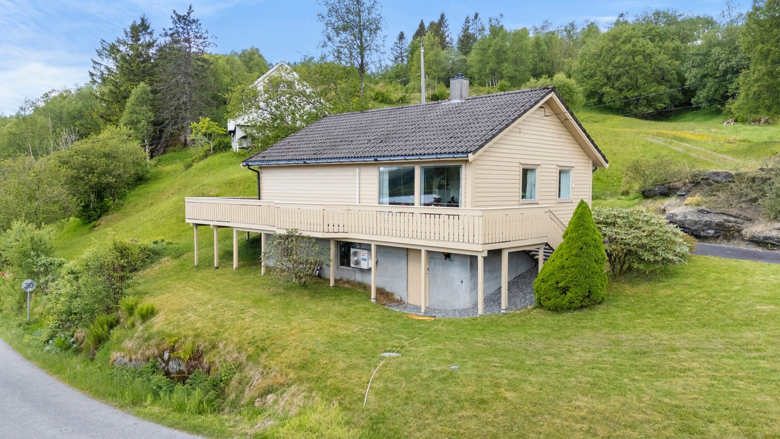 Terrassen ble oppført i 2014. Her kan du nyte utsikten over Espelandsvatnet med gode solforhold. Galleribilde