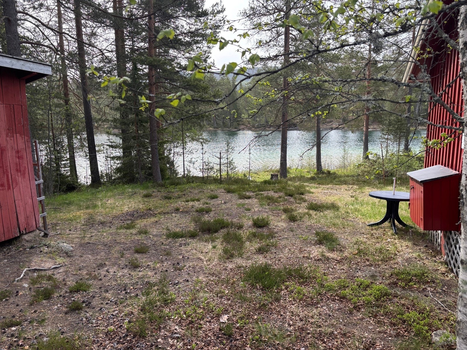 Ved siden av hytten er det uthus med vedbod og utedo. Galleribilde