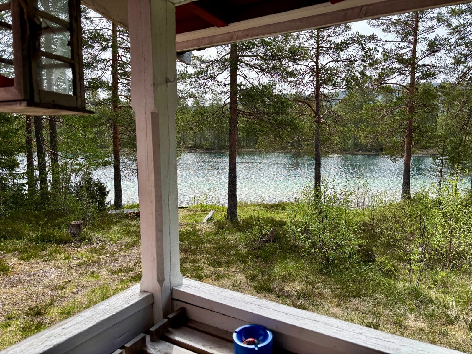 Her kan man sitte og kikke utover vannet Galleribilde