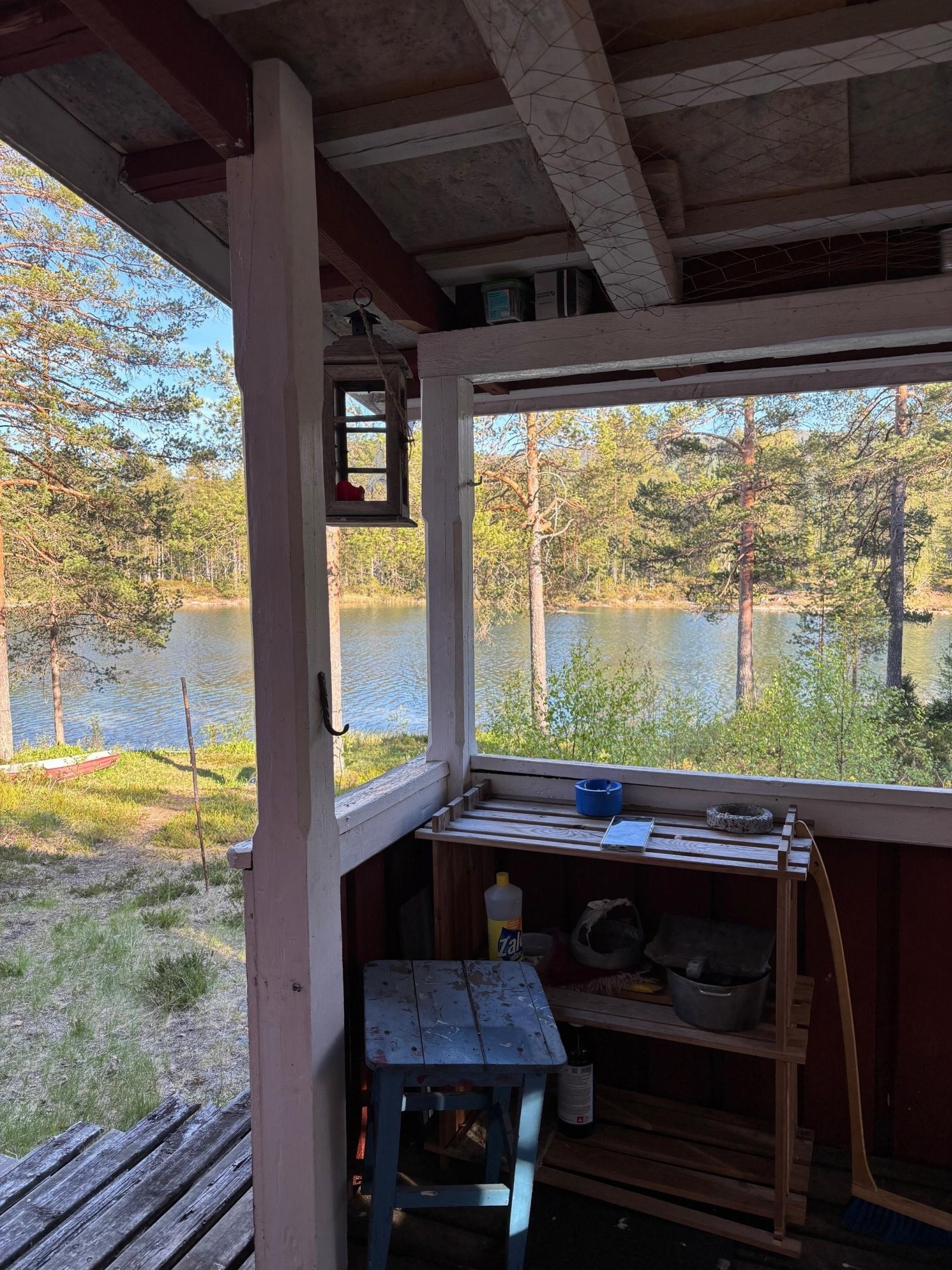 Overbygget inngangsparti med utsikt til tjernet Galleribilde