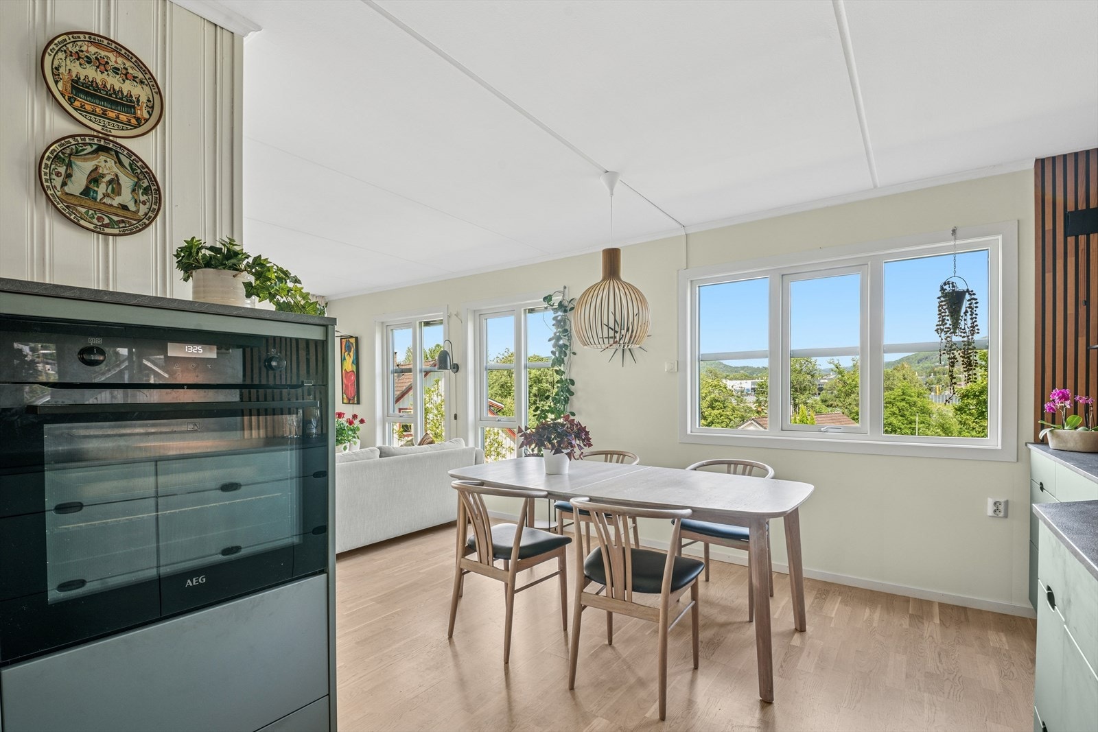 Spiseområdet har plass til et stort og sosialt spisebord for hyggelige måltider. Galleribilde