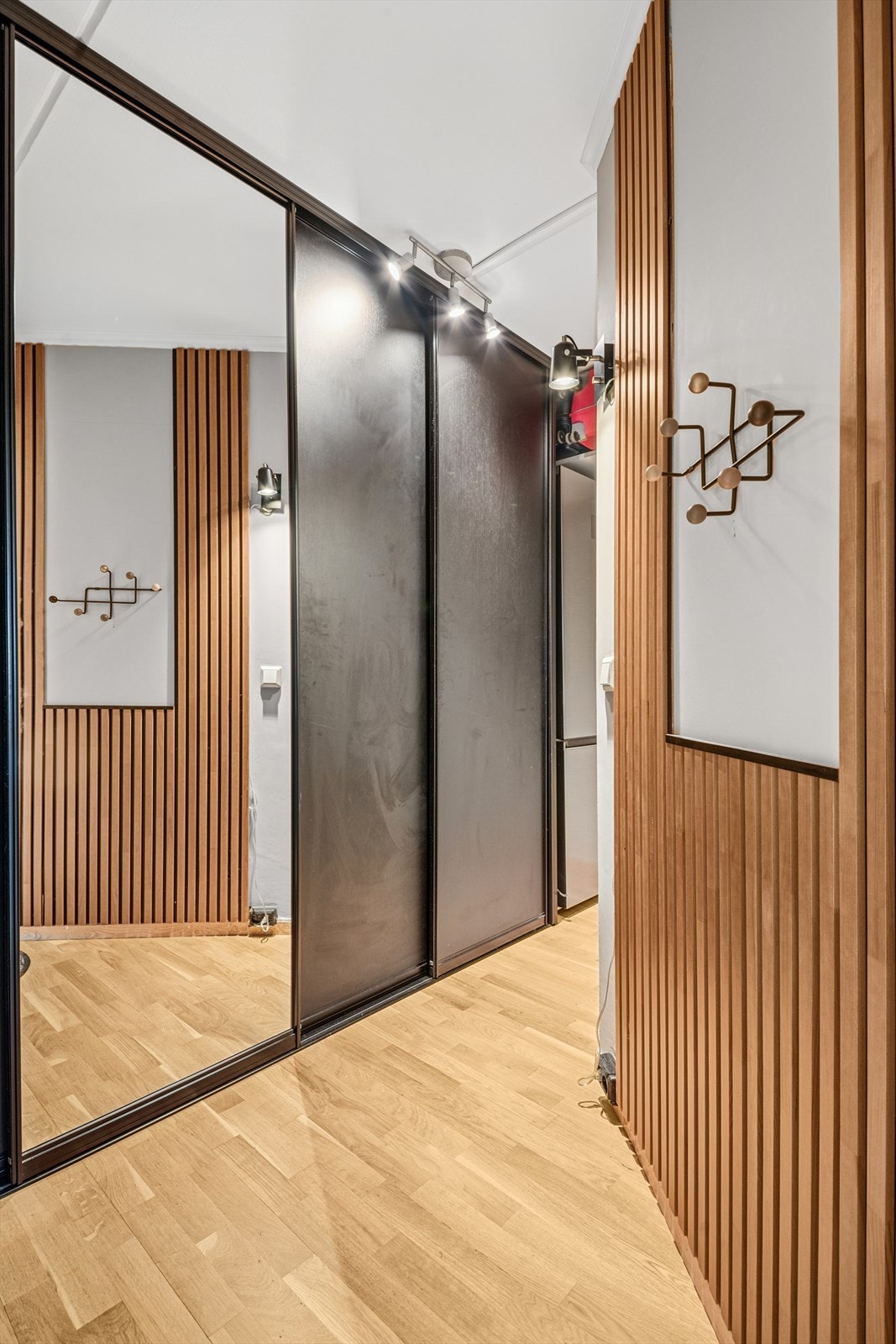 Romslig garderobe i tilknytning til inngangsparti. Galleribilde