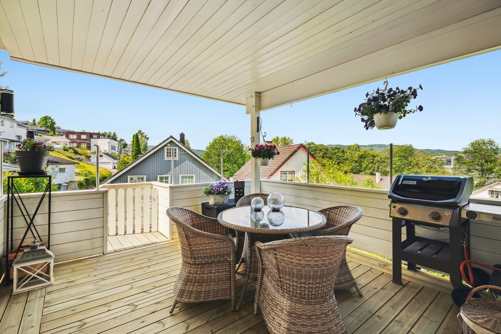 Verandaen er på 14 kvm. og fører deg videre ned til en solrik og koselig terrasse. Galleribilde