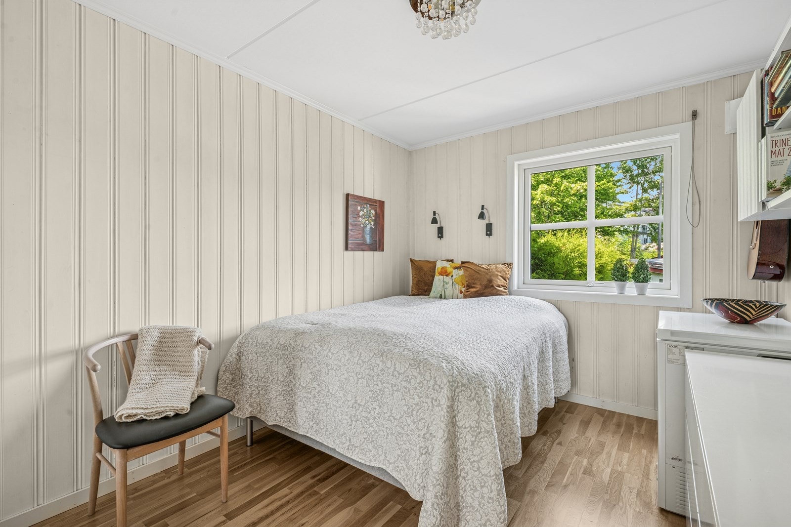 Soverom 2 har også god størrelse og plass til skap og oppbevaring. Galleribilde