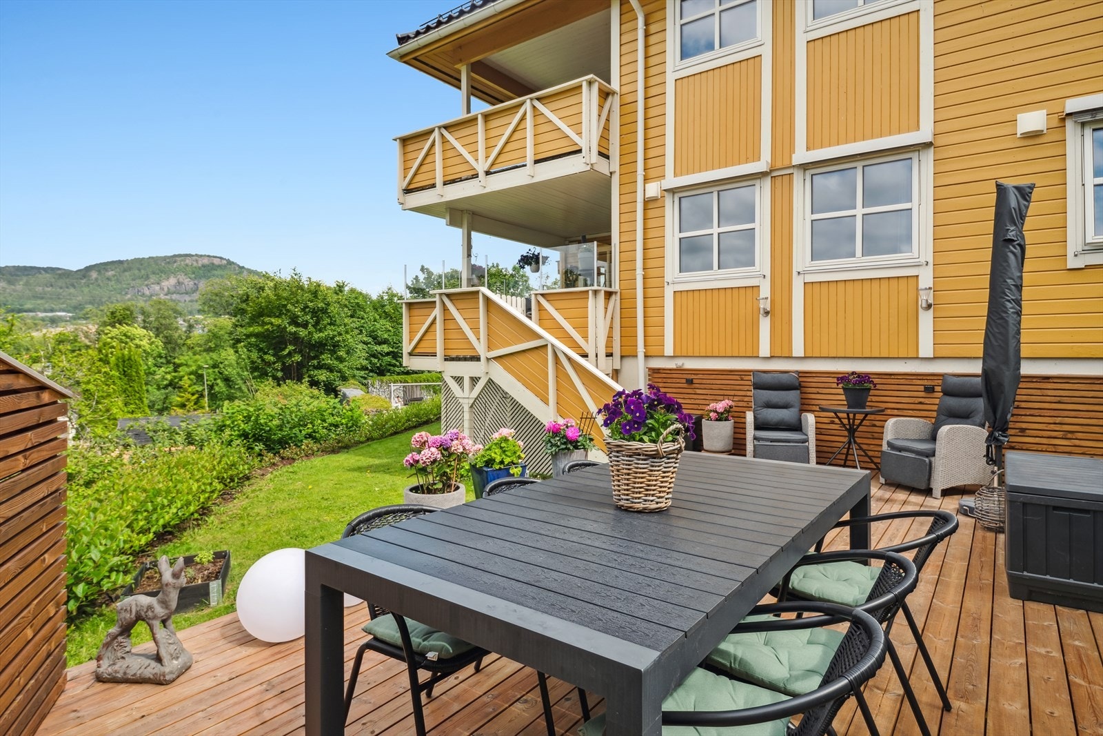 Flott vedlikeholdt uteområde med både veranda, terrasse og hage. Hyggelig utsyn mot naturlige omgivelser. Galleribilde