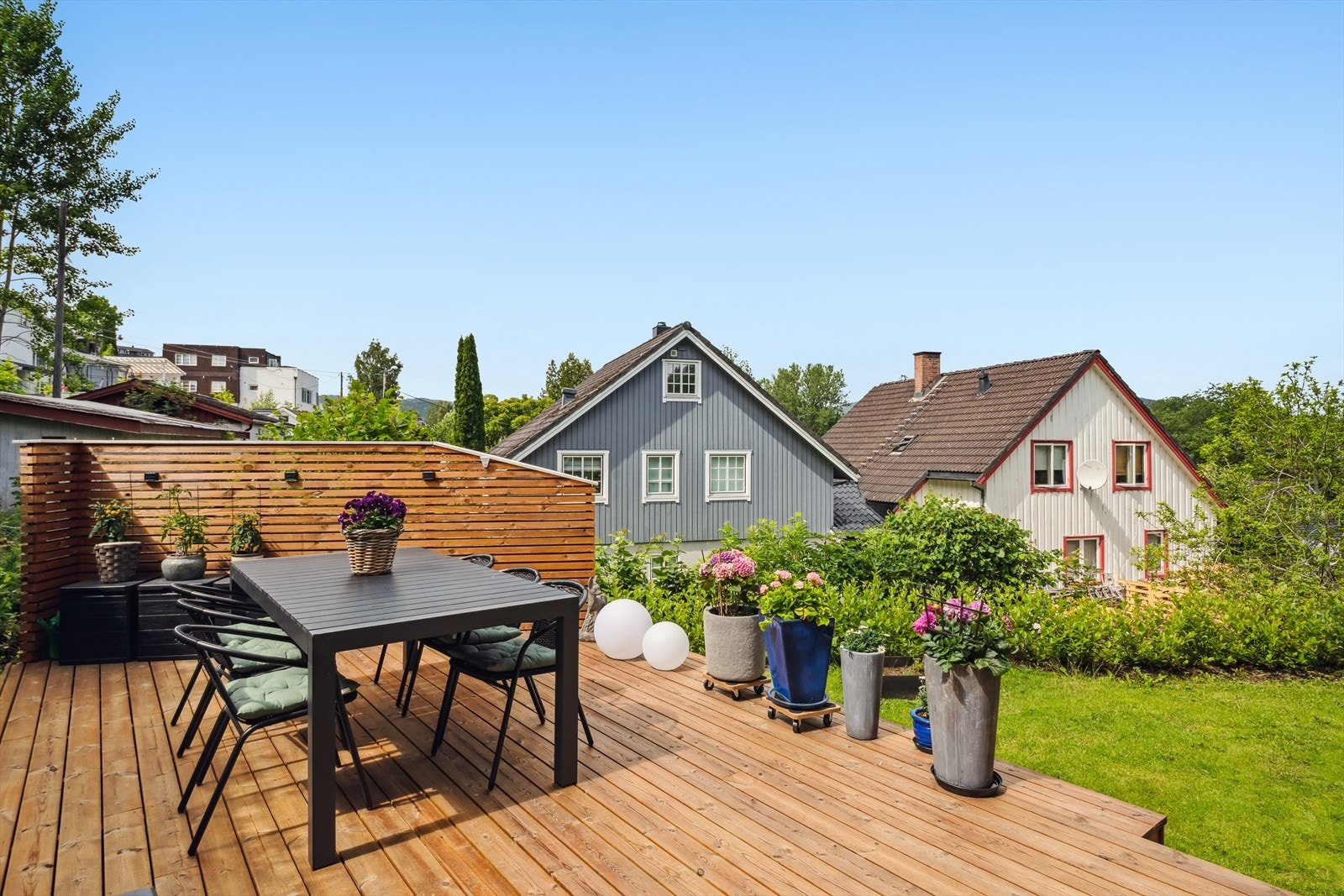 Det er supre solforhold i hagen som du kan nyte helt frem til solnedgang. Galleribilde