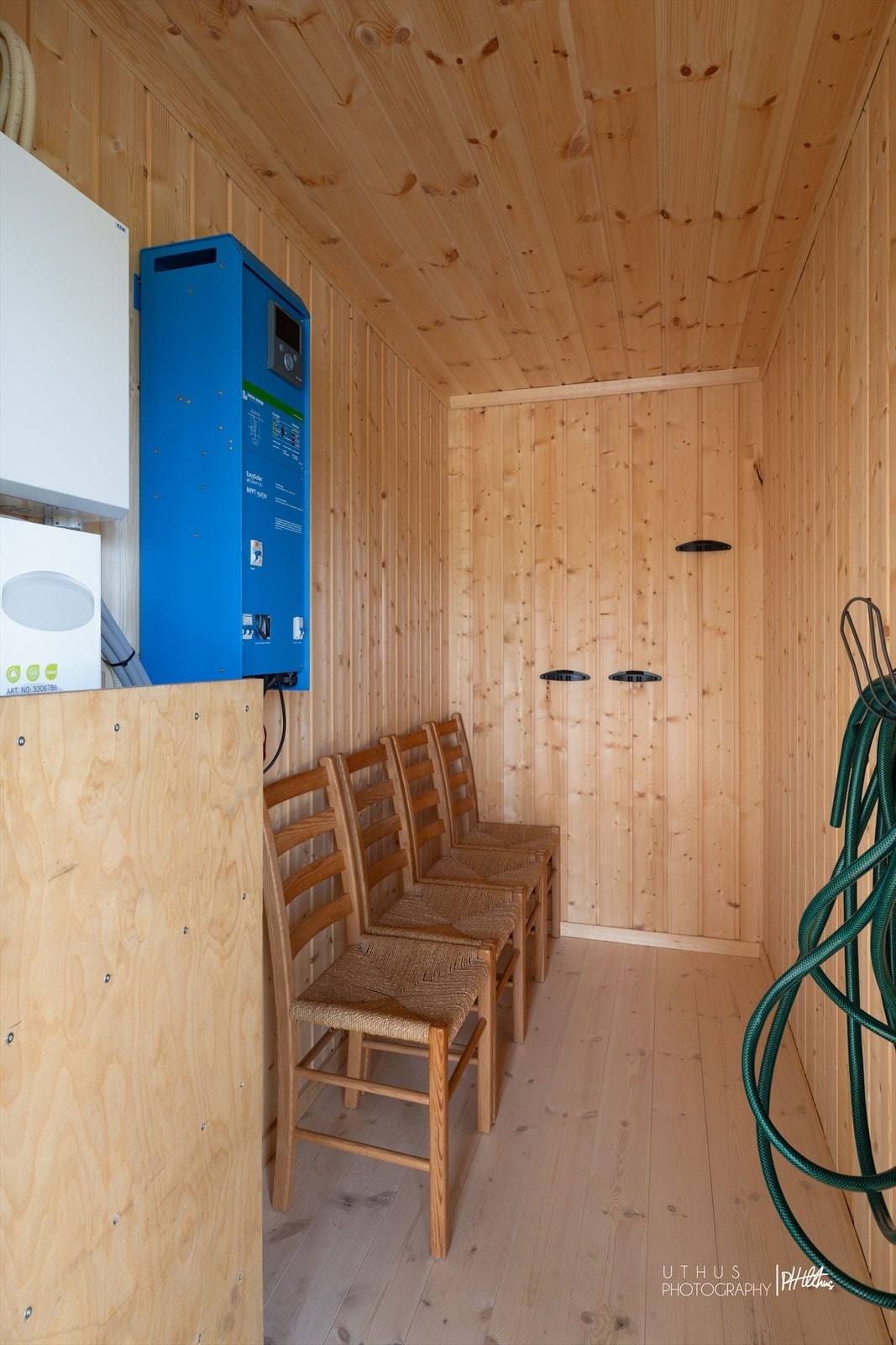 Sportsbod ved inngangen til hytta. Her er omformer, batteribank og sikringsskap plassert. Galleribilde