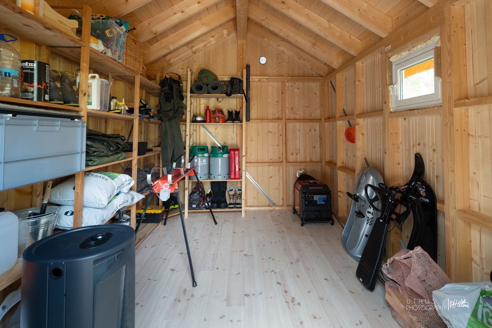 Separat bod med god lagringsplass og aggregat plassert Galleribilde