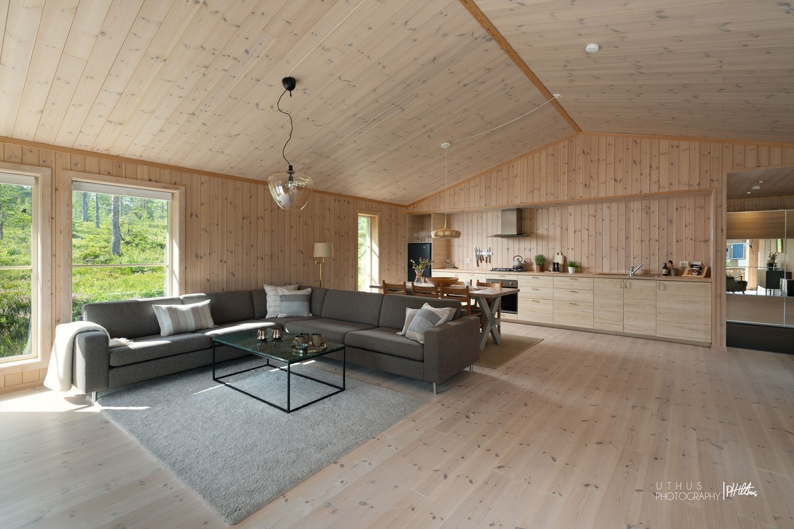 I stua er det rikelig med plass til sofaseksjon, spisebord og egen sone for avslapping. Galleribilde