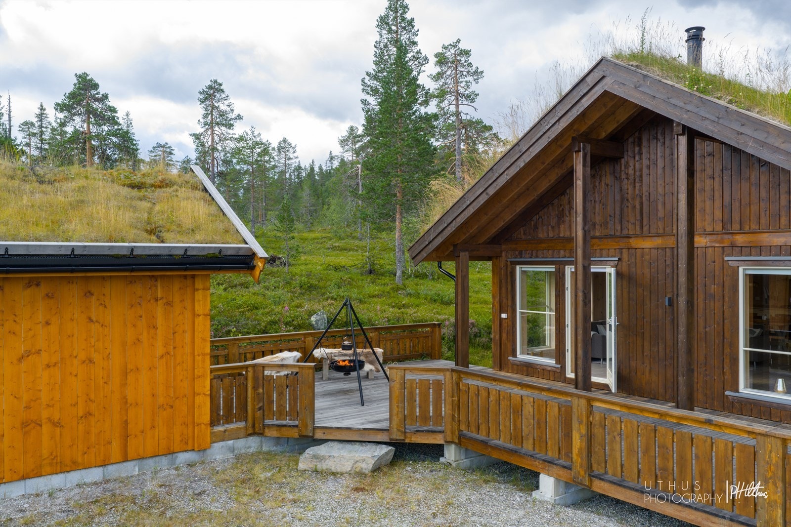 Romslig terrasse med plass til utemøbler og grill, omgitt av vakker natur. Galleribilde