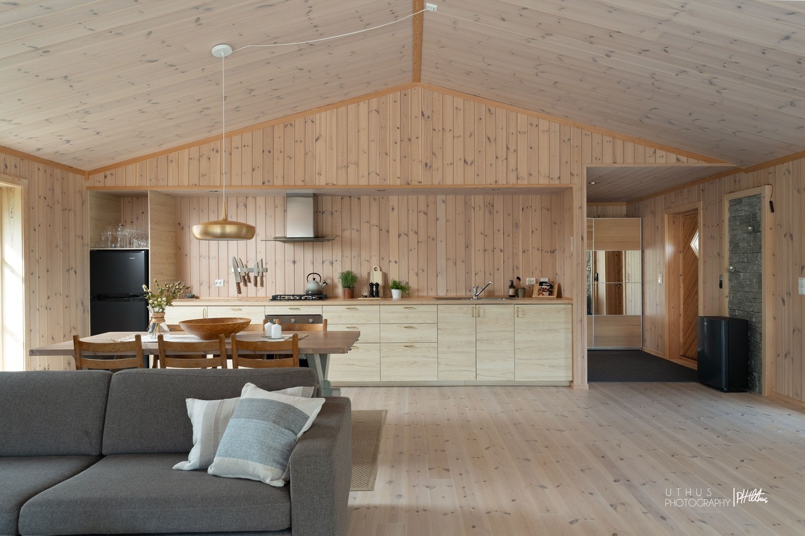 Moderne kjøkken med integrerte hvitevarer, god benkeplass og spisebord. Galleribilde