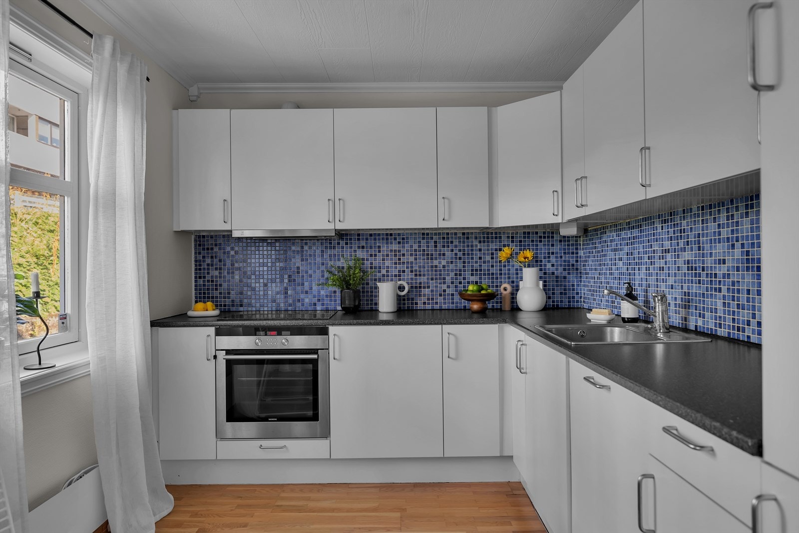 Kjekkenet har rikelig med benke- og oppbevaringsplass Galleribilde