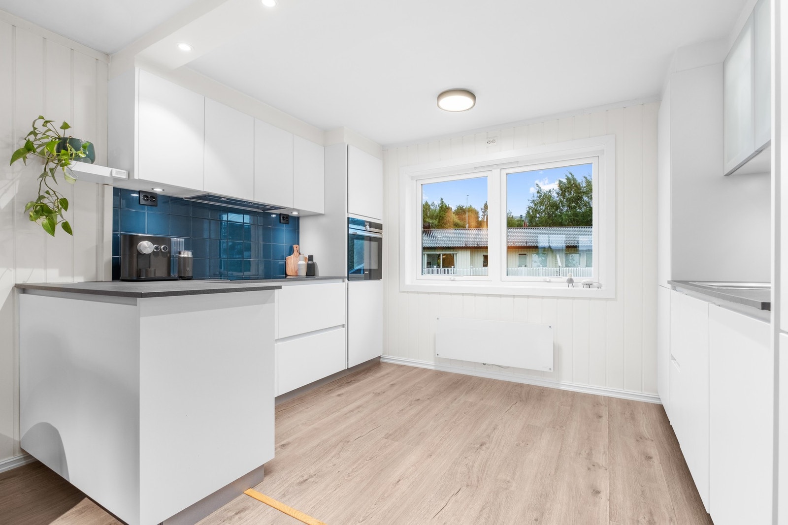 Lyst og pent kjøkken av meget god størrelse. Her er det godt med både skap- og benkeplass. Galleribilde