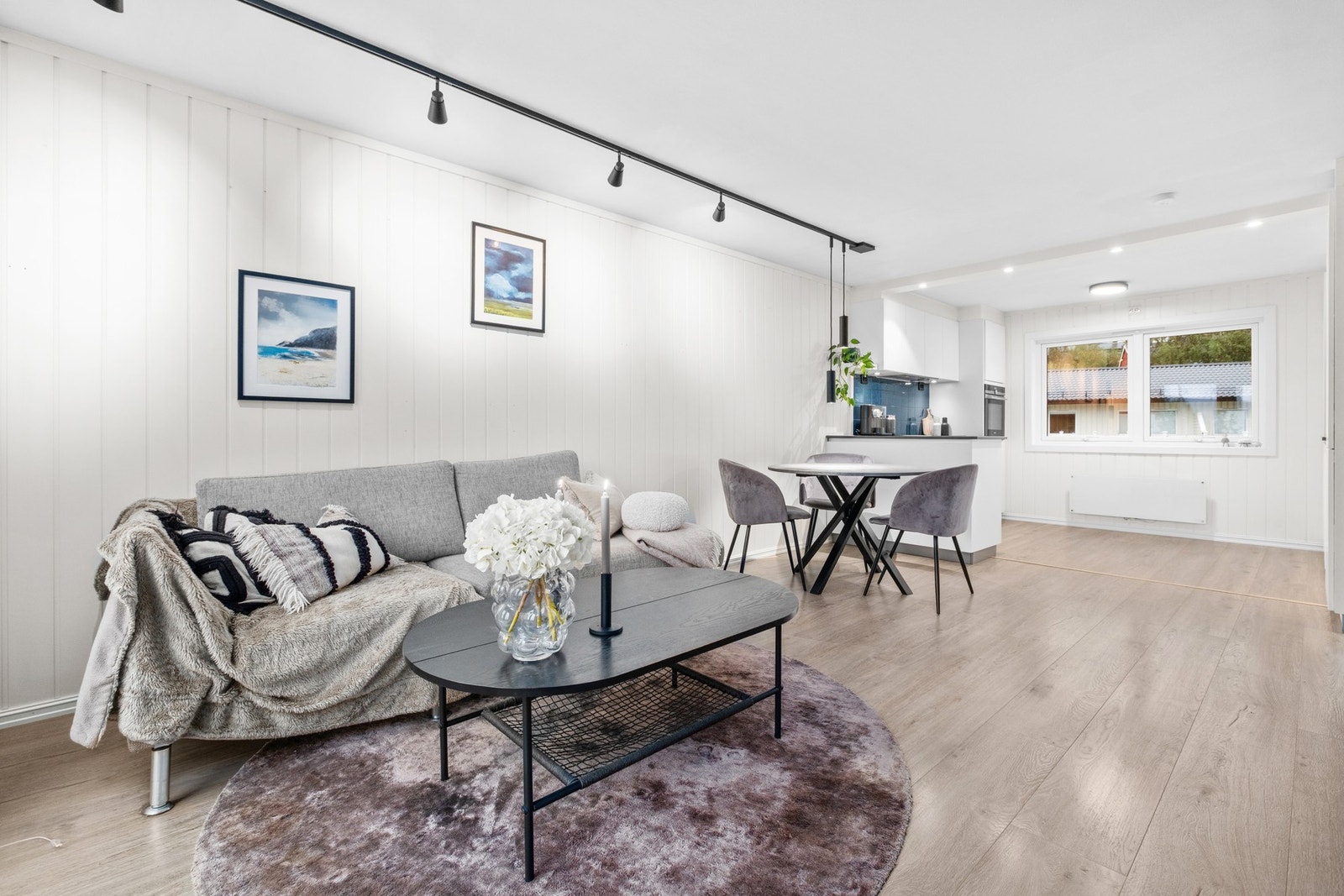 Leiligheten har en smart planløsning. Stue/kjøkken i åpen løsning på totalt 27 kvm. Galleribilde