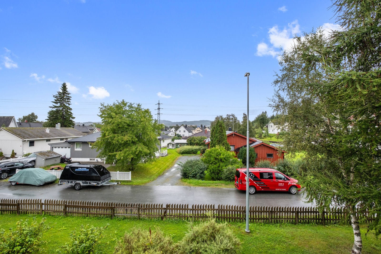 På sommerstid har du sol på balkongen fra formiddag og helt til solnedgang. Dette ifølge selger. Galleribilde