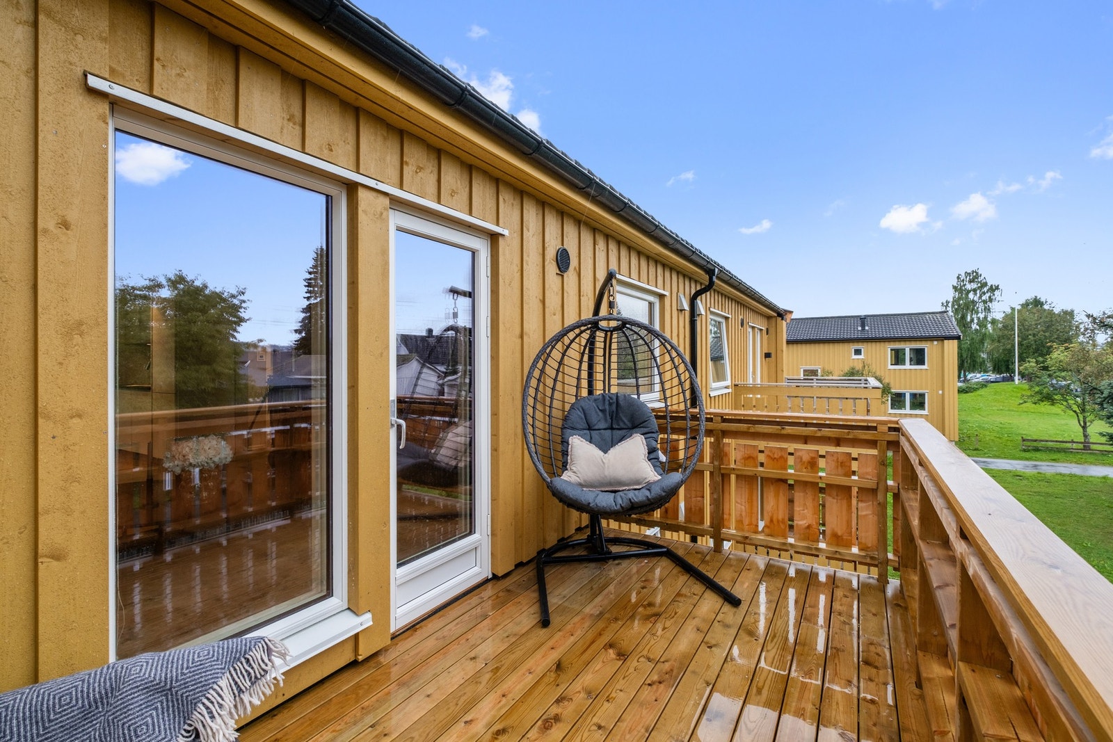 Den vestvendte balkongen måler 8 kvm. Galleribilde