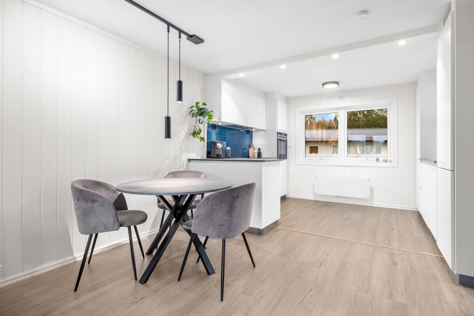 Den romslige størrelsen gir godt med plass til middagsbord mellom stuen og kjøkkenet. Galleribilde