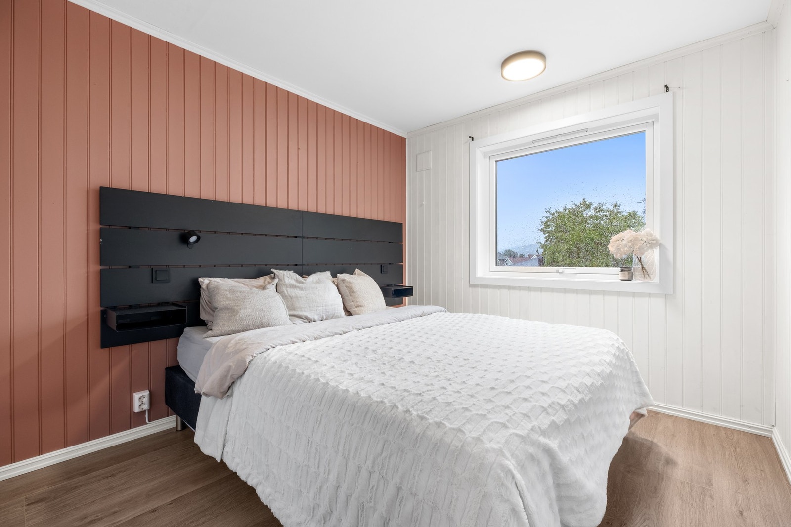 Romslig soverom på 9,5 kvm. Godt med plass til garderobe og ønsket soveromsmøblement. Galleribilde