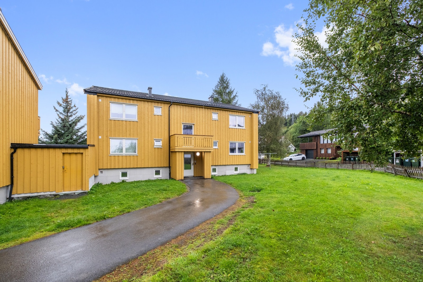 Her bor du fredelig, men med kort vei til alt du trenger. Nardo Centeret ligger kun 450 meter unna med dagligvare, apotek og restaurant. Bussholdeplass 100 meter fra boligen gir hyppige avganger til sentrum og øvrige bydeler. Galleribilde