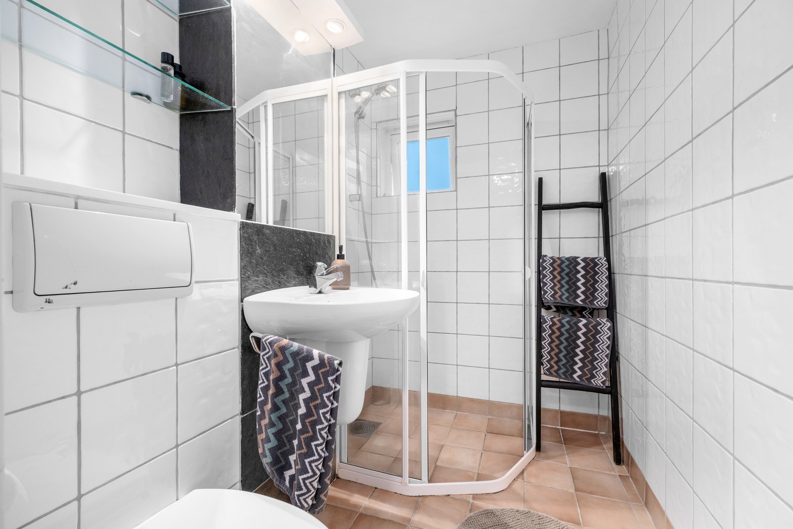 Lyst og pent flislagt bad på 3 kvm. Galleribilde