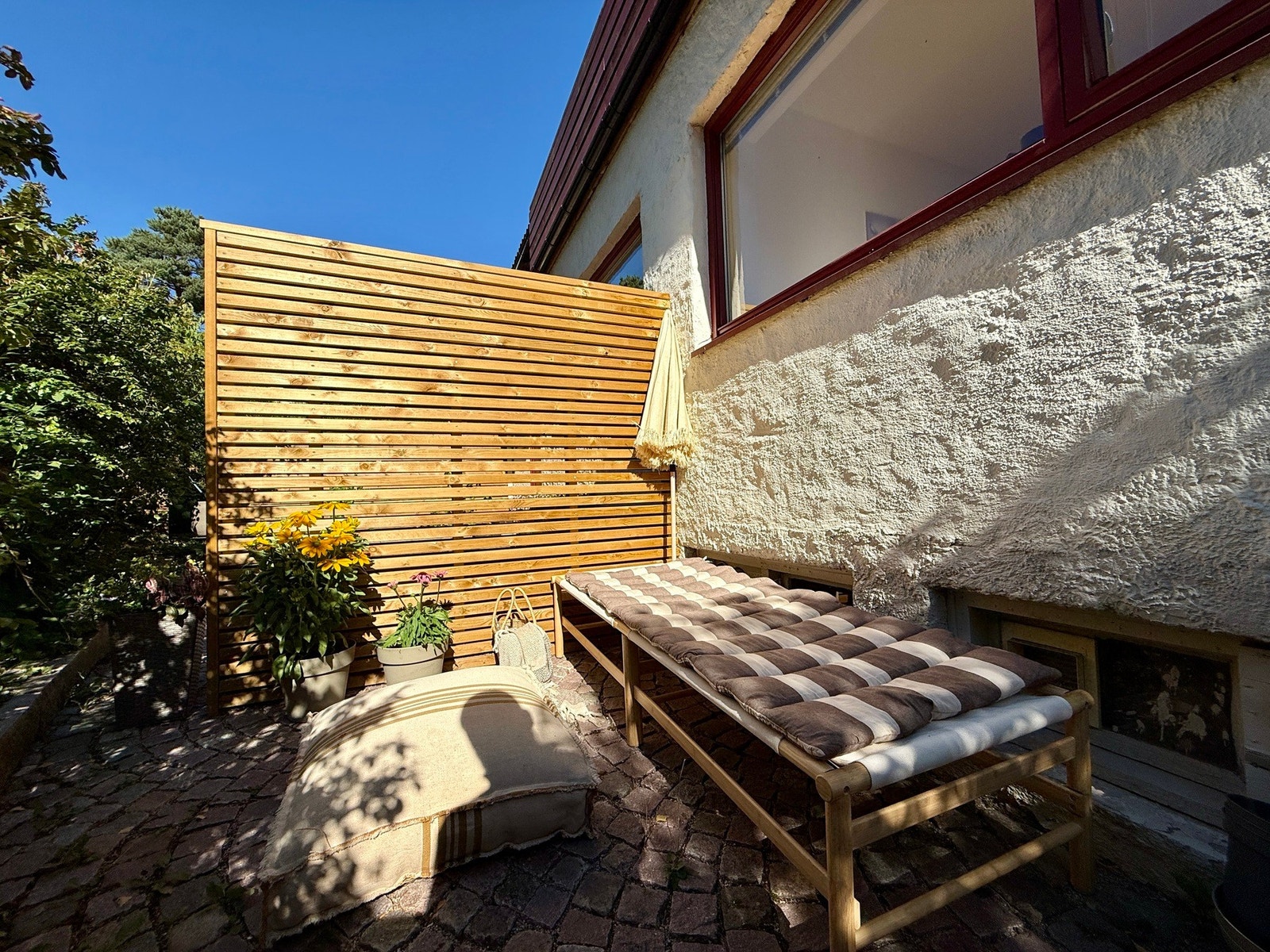 Til slutt er det en brosteinslagt uteplass ved siden av terrassen. Galleribilde