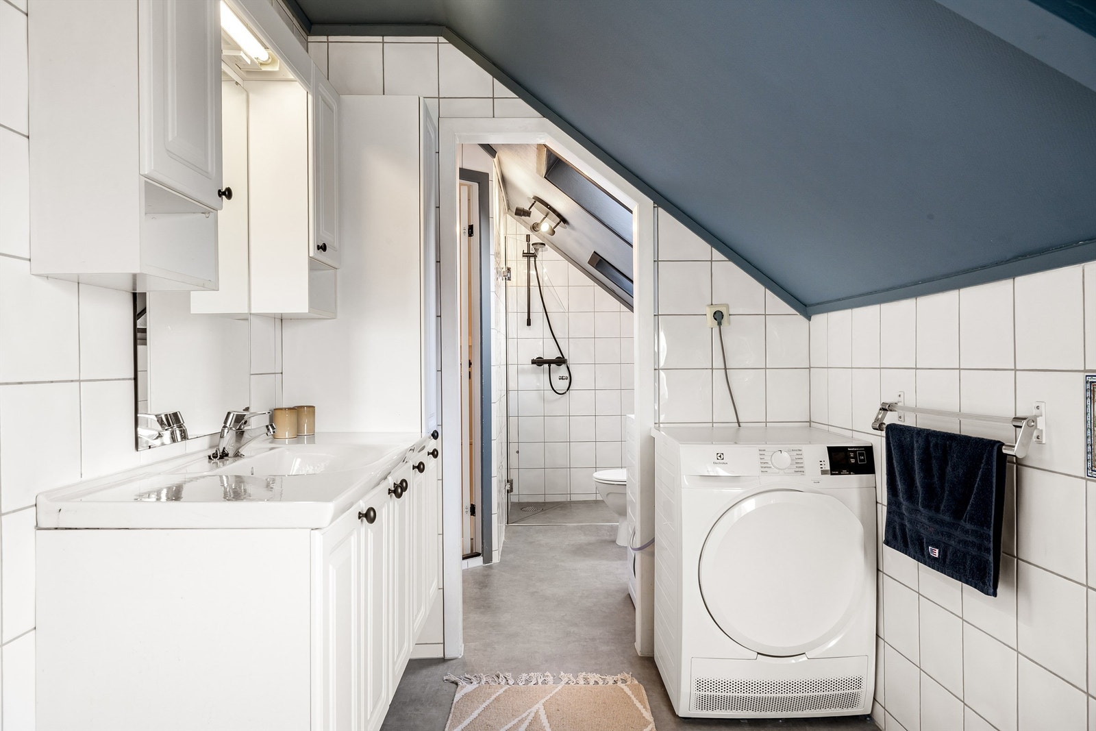 Baderommet er romslig hvor man også har plass til vaskemaskin samt tørketrommel. Galleribilde