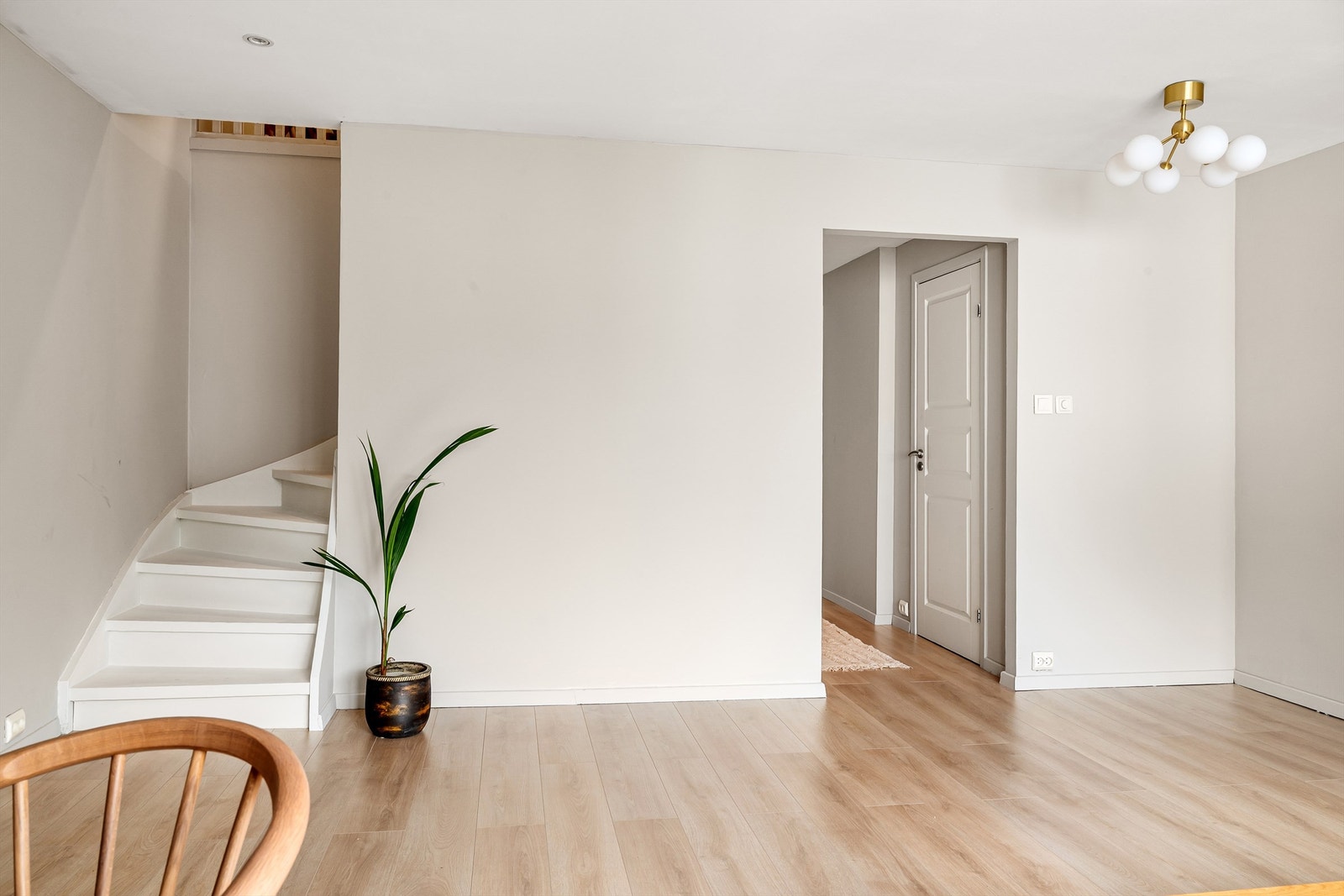 Stue hvor det også nylig ble lagt nytt gulv. Galleribilde