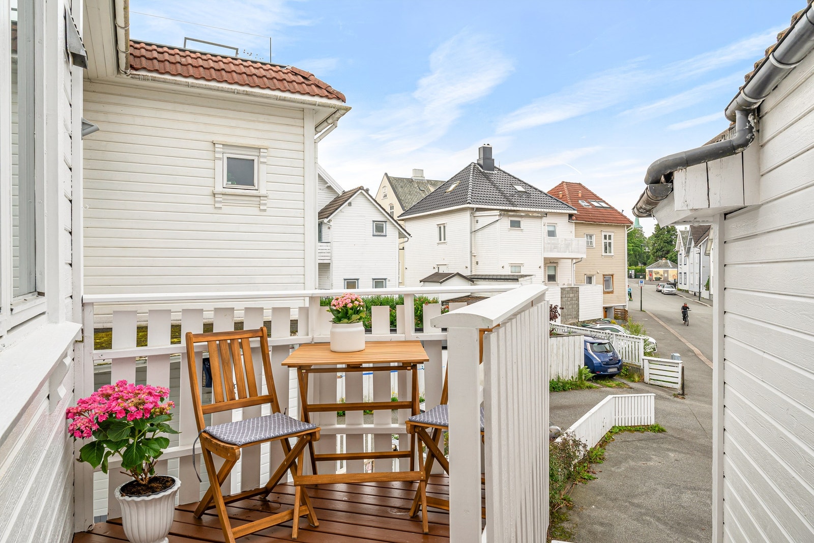 Leiligheten disponerer en felles liten uteplass med gode solforhold. Galleribilde