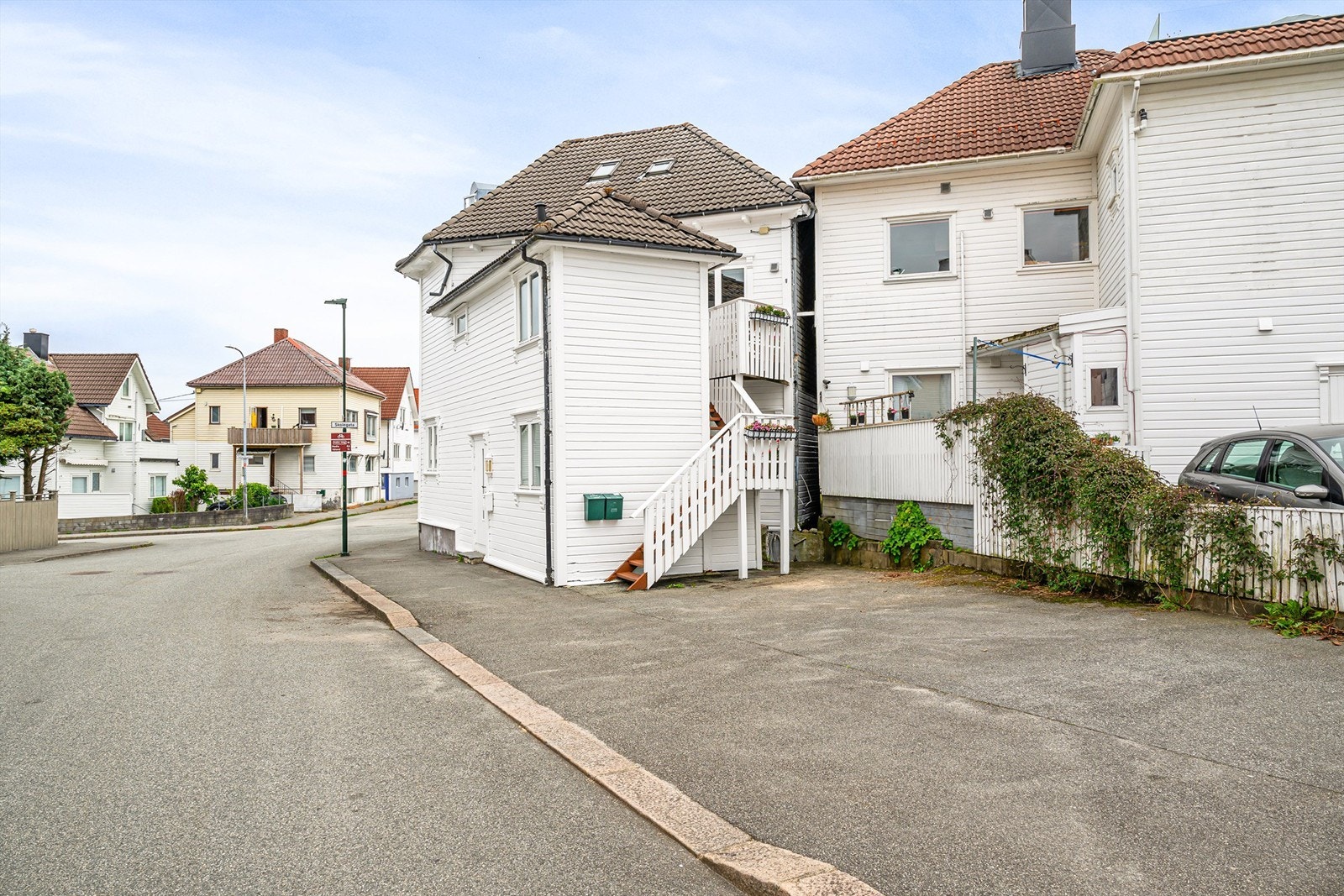 Fasade samt parkering for sameiet. Galleribilde