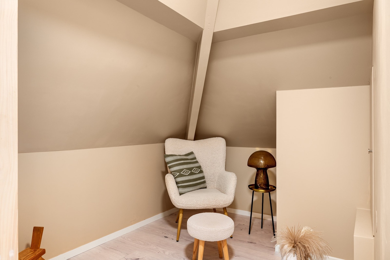 Rom mellom etasjene med tilkomst via trapperom. Det er også gode lagringsmuligheter i vegg. Galleribilde