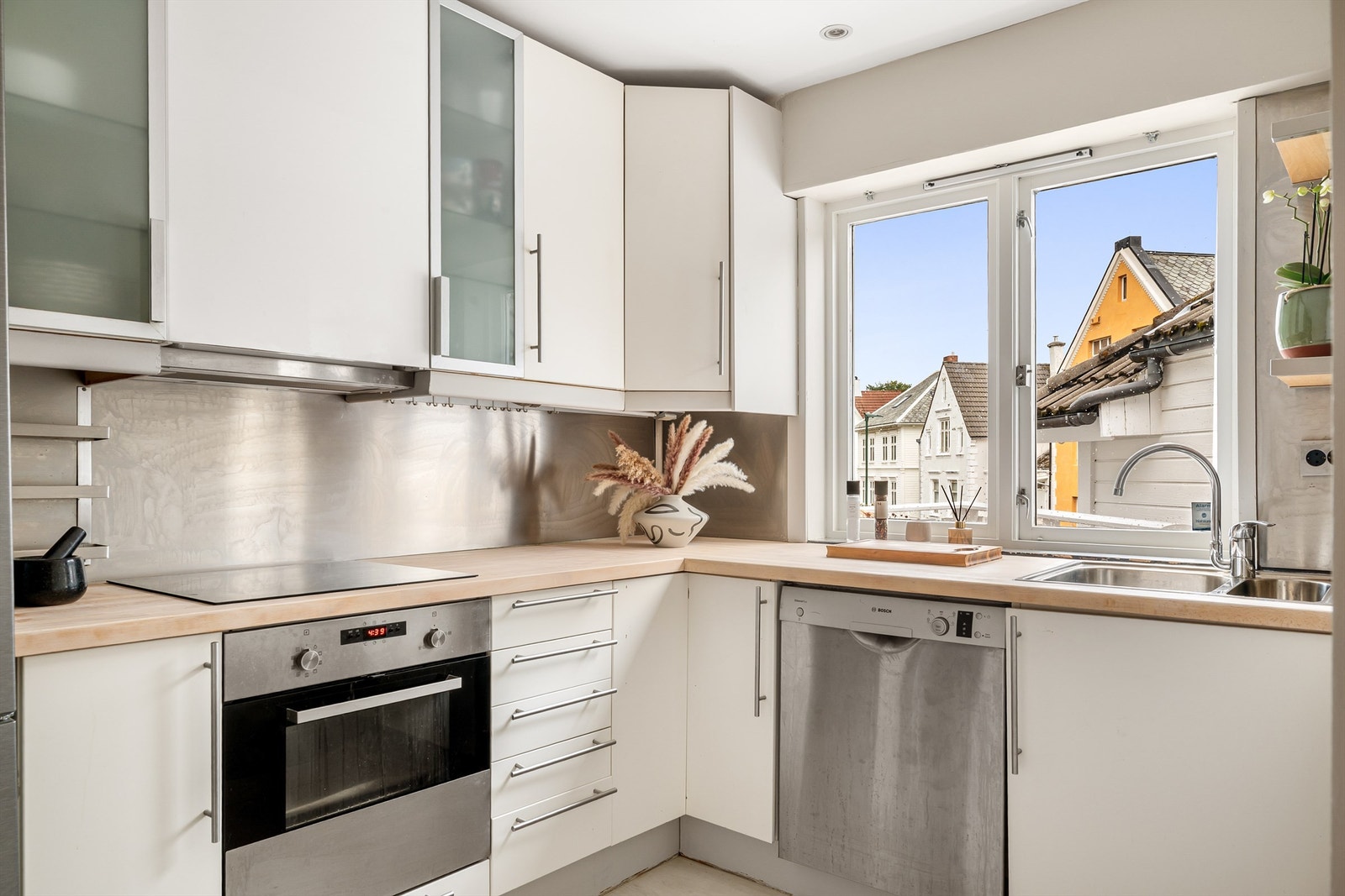 Kjøkken i hvit utførelse med god lagringsplass i form av over- og underskap. Galleribilde