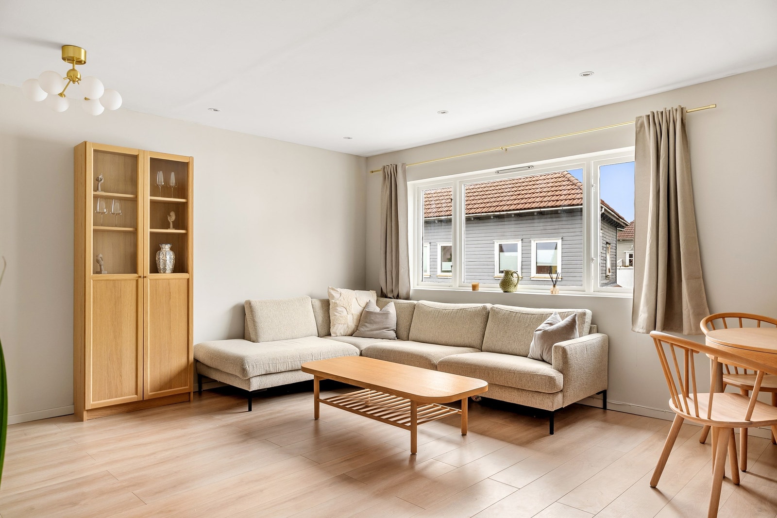 Romslig stue med plass til både sitte- og spisegruppe. Galleribilde