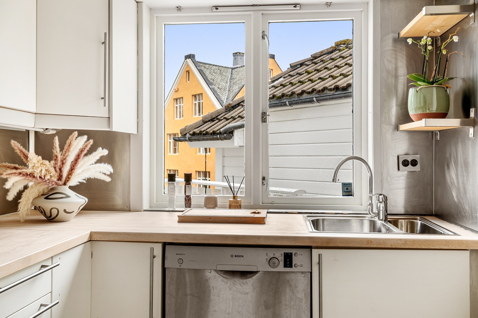 Gode vindusflater på kjøkken skaper en god atmosfære. Galleribilde