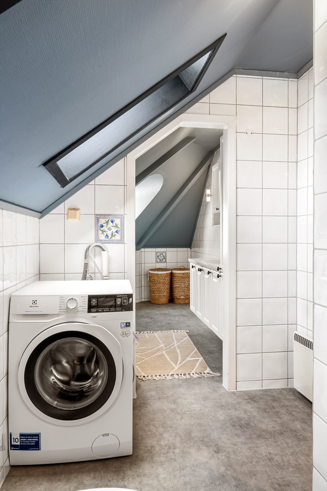 Baderommet er romslig hvor man også har plass til vaskemaskin samt tørketrommel. Galleribilde