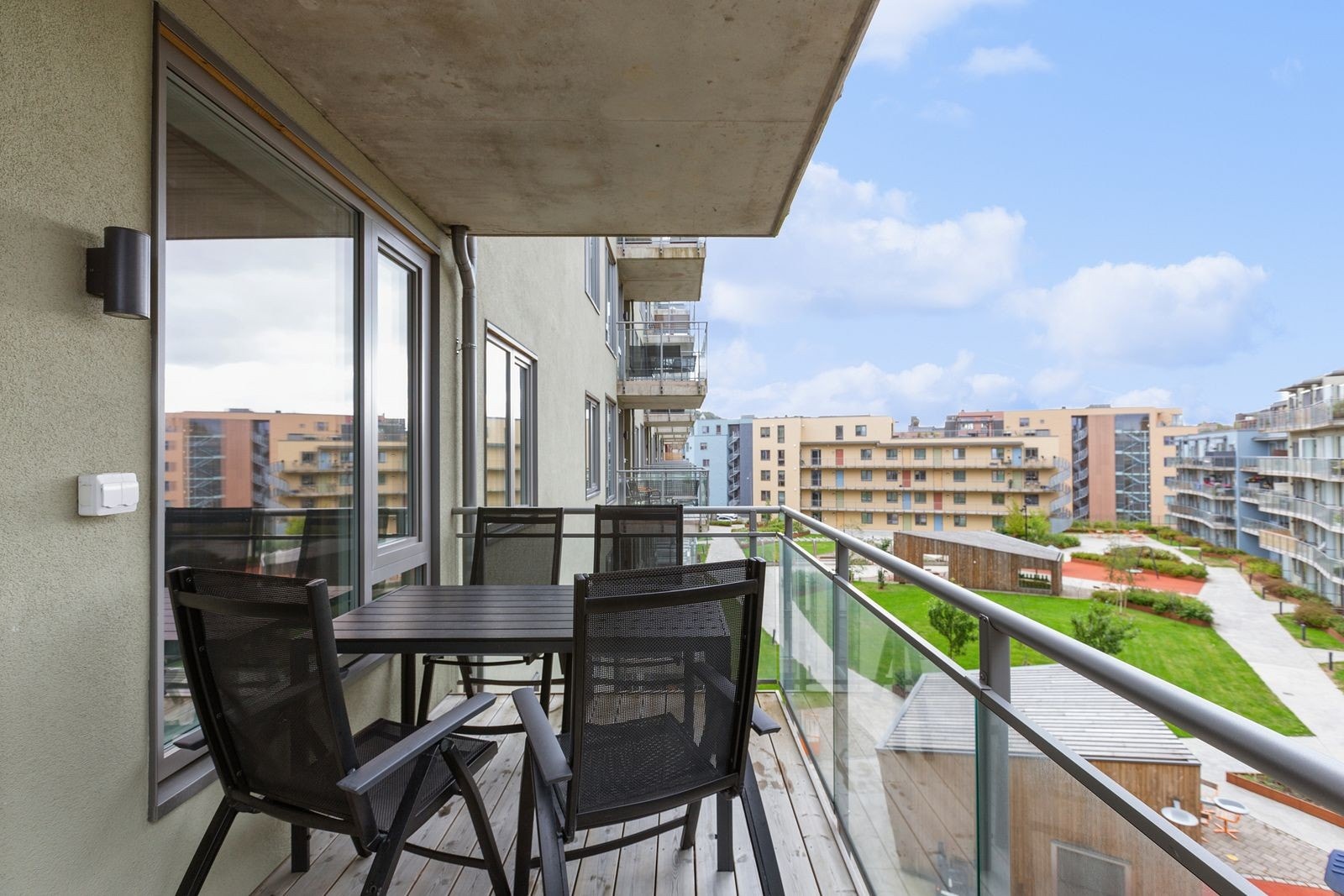 Fra stuen er det utgang til balkong - Her steker solen godt på finværsdagene! Galleribilde