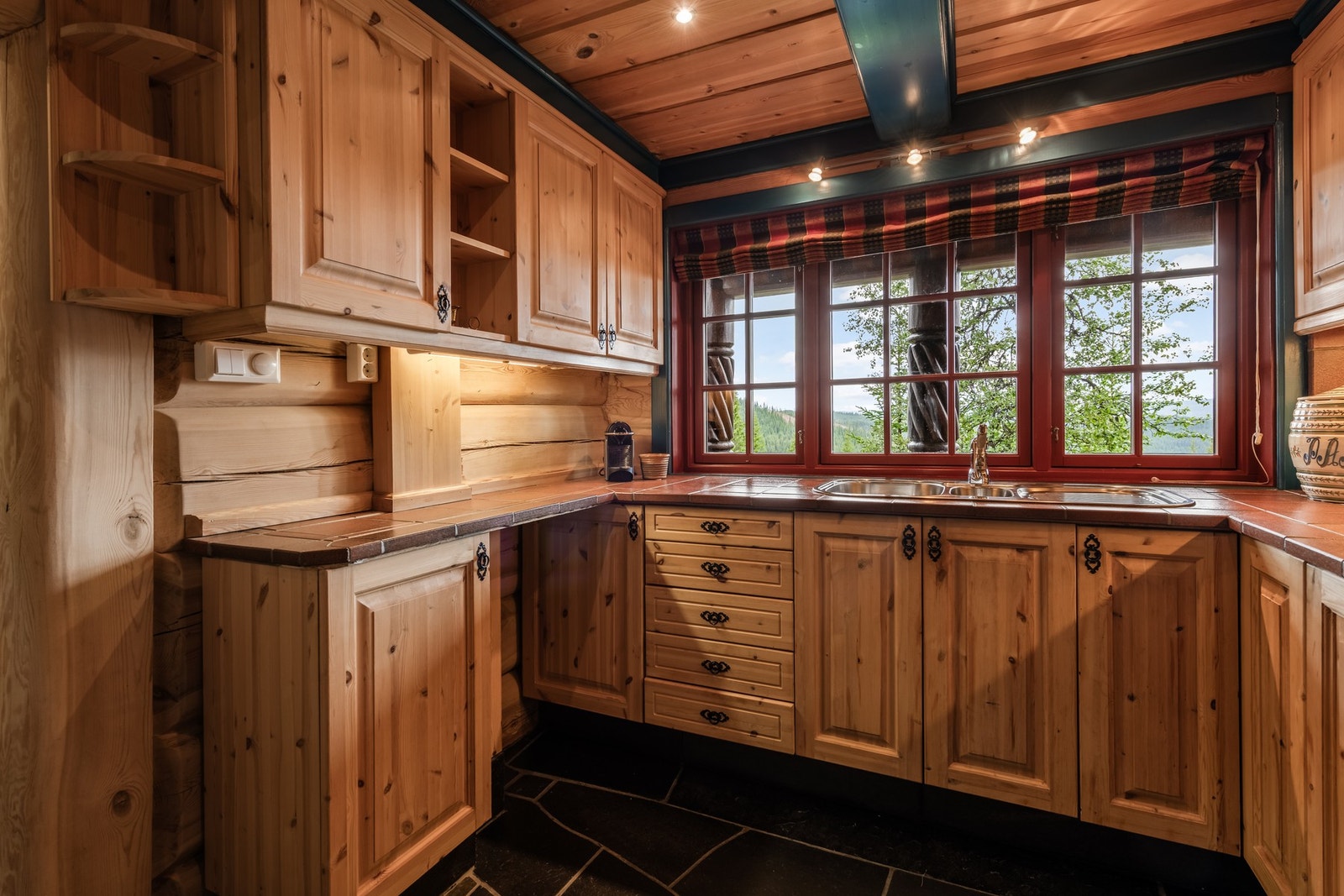 Innredning i profilerte fronter i furu. Galleribilde