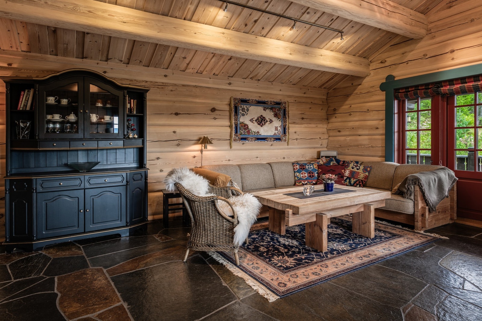 Stuen har god plass til en stor sofagruppe. Galleribilde