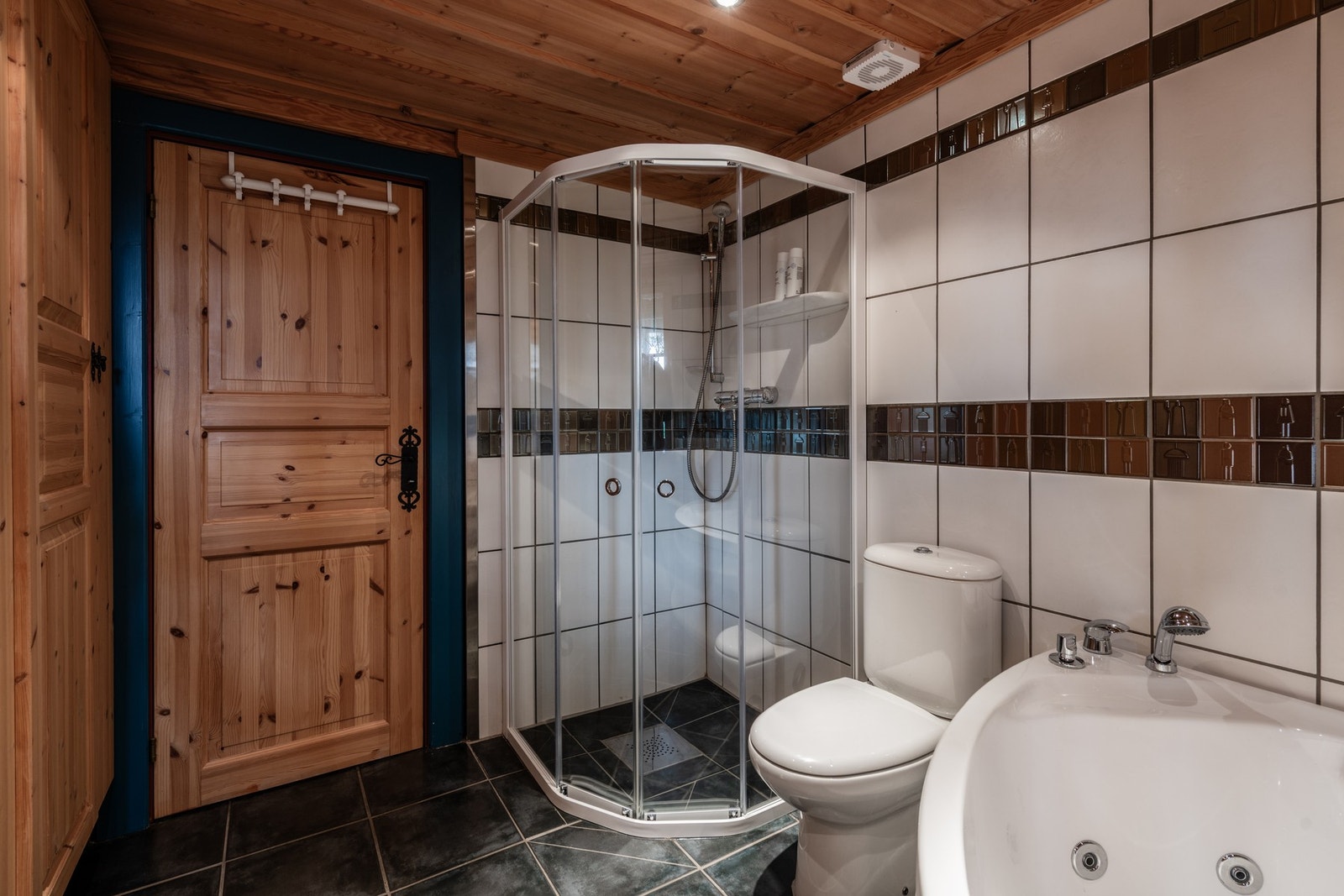 Badet inneholder dusj, toalett, badekar, servant med innredning og badstue. Galleribilde