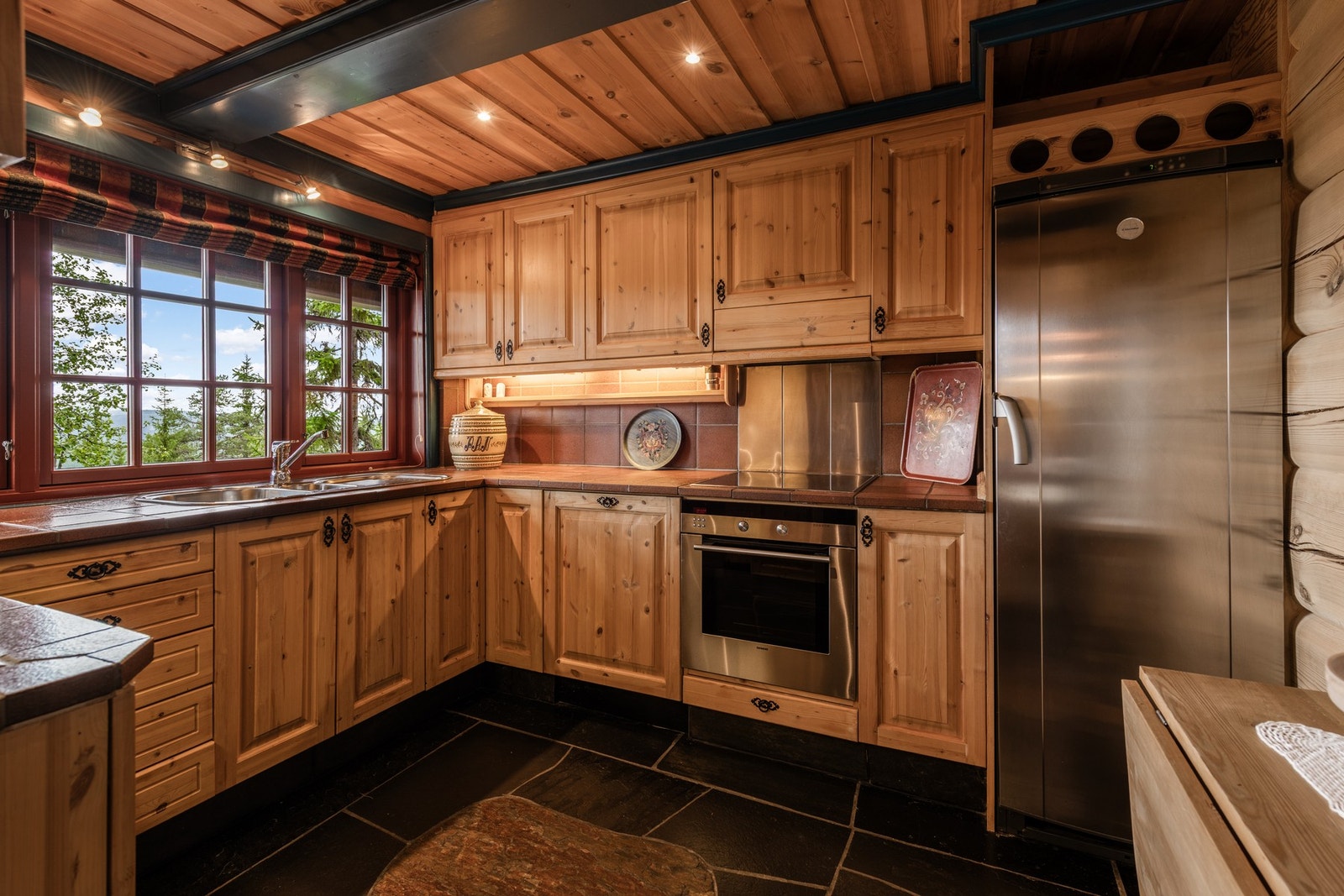 Fliser på benkeplate og mellom benk/overskap Galleribilde