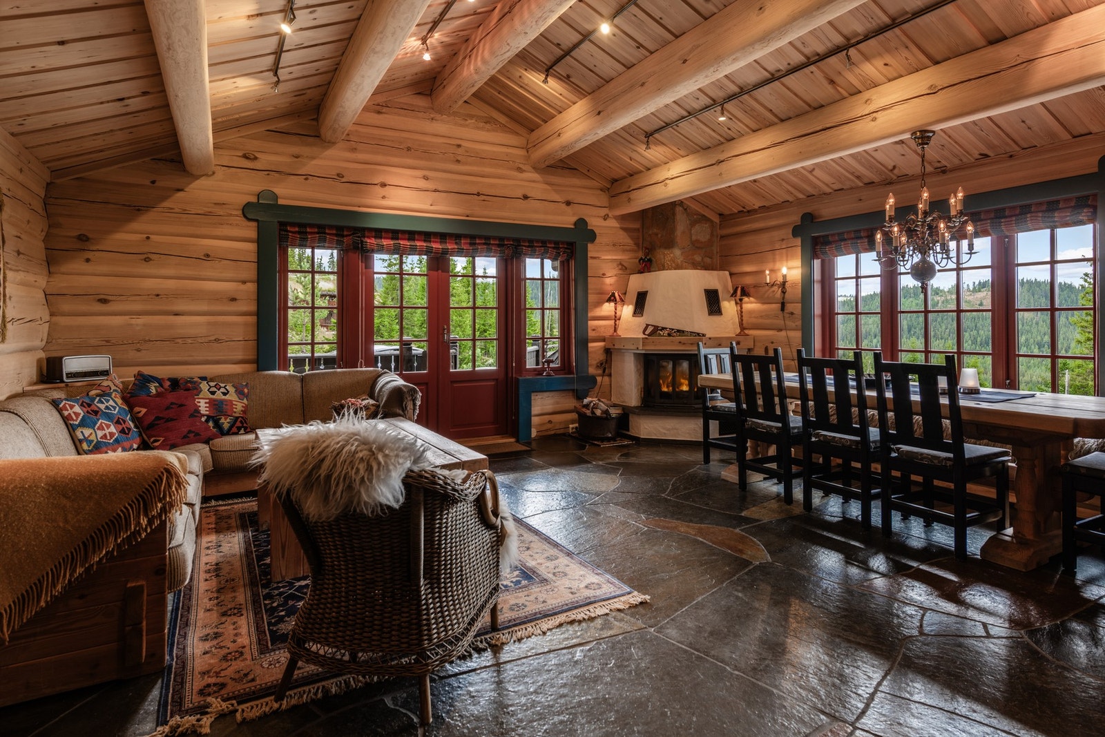 Stuen/ spisestuen har røstet tak med flere store vinduer. Galleribilde