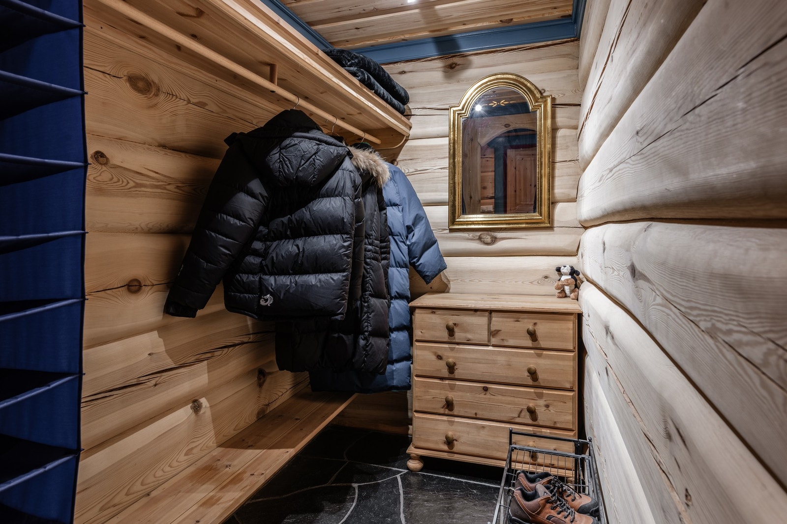 God plass til å henge fra seg yttertøy. Galleribilde